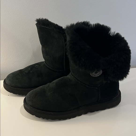 UGG MINI Bailey Button II BLACK water resistant boots size 8 - Picture 2 of 6